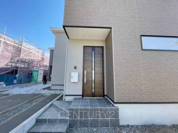 前橋市北代田町2期 2号棟の玄関|郵便物を守る鍵付きポストです。
インターホンは録画機能付きで防犯面に優れます。