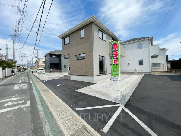 前橋市北代田町2期 2号棟の前面道路含む現地写真|並列駐車可能な駐車場スペースです。