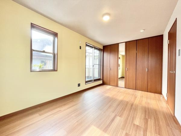 【寝室】 | 大きな窓からたっぷりの日差しが降り注ぐ明るい室内です。気持ちの良い朝日を受けて、目覚めの良い健康的な朝を迎えられそうです。 