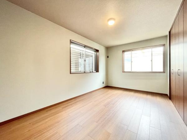 【洋室】 | 光が沢山取り込める大きな窓。2面採光なので、日差しを長時間受ける事が出来る暖かいお部屋です。