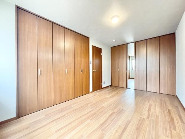 【洋室】 | 収納を完備！普段使いのお洋服や小物はもちろん、季節物のお洋服などもしっかりと整理整頓おしまい頂けます。居室空間をより広く隅々までお使いいただけますね♪