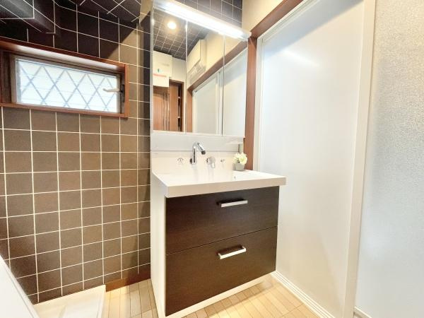 【独立洗面台】 | ゆとりの洗面スペースで朝の身支度も快適スムーズに。３面鏡で髪のセットやお化粧もストレスなくこなせ、朝から気分良く通勤通学に向かえそうですね！鏡の裏にはたっぷりと収納スペースを標準装備！