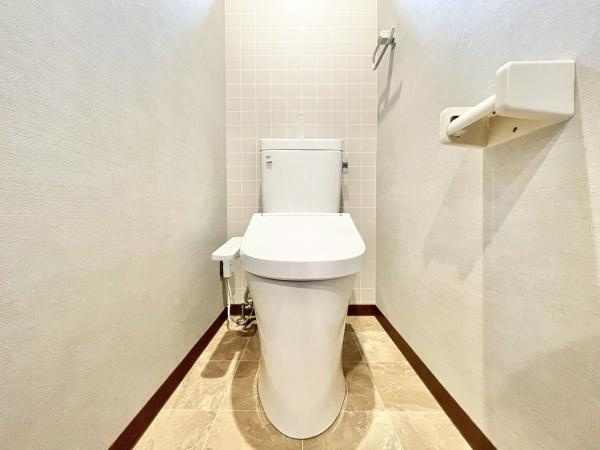 【トイレ】 | 2階にもトイレがあります。
1階にわざわざ降りなくて済むので重宝しますよ♪

