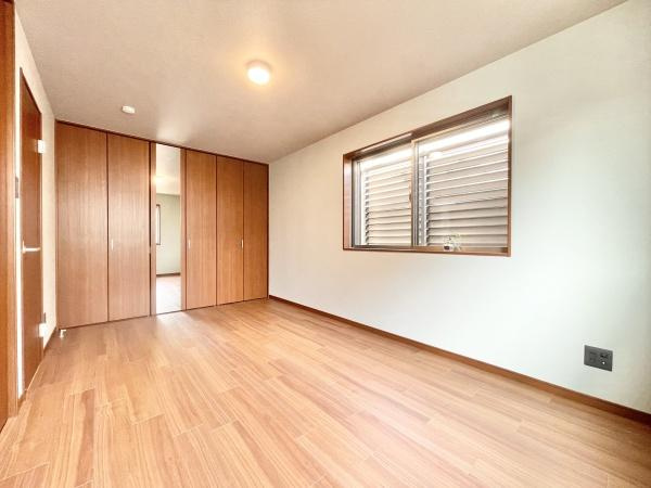 【洋室】 | 木目のフローリングが暖かみのある室内に。