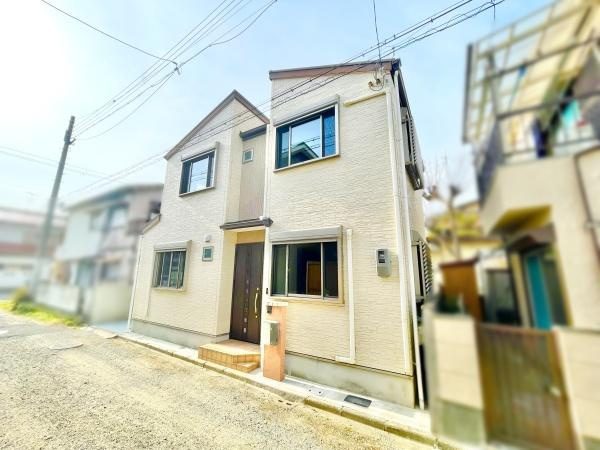 【外観】 | 南海本線「諏訪ノ森」駅が徒歩11分。通勤にも外出にもアクセス良好。家族でおでかけすることも増えそうですね♪