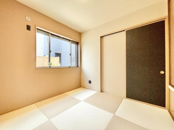 【和室】 | 4.5畳の和室。
お子様の遊び部屋・お昼寝スペースとして使うのもオススメです♪