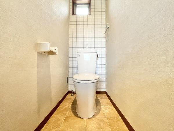 【トイレ】 | 窓があるので、換気しやすく匂いもこもりません♪暗くなりがちなトイレも明るいですよ♪
