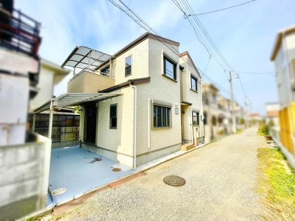【前面道路含む現地写真】 | 低層の一戸建てを中心とした街並みが整然と続き、周辺は高い建物が建っていないので、採光や開放性に恵まれる環境です。