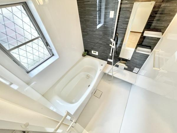 【浴室】 | アクセントパネルで落ち着きのある雰囲気を演出♪毎日の疲れを癒やすバスタイムを。
空気が籠らない様に小窓も設置しております。