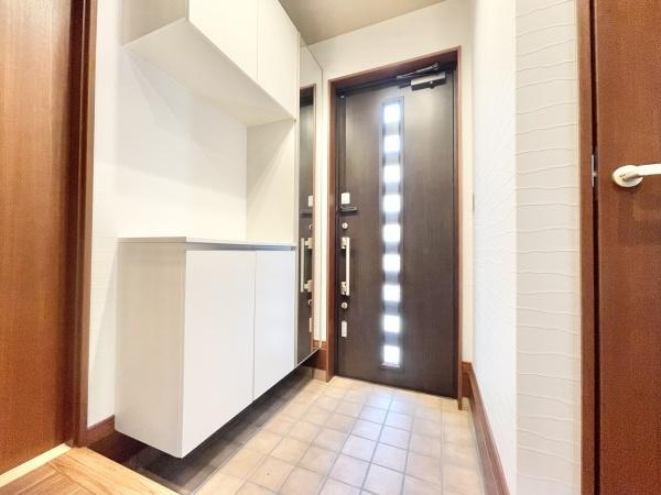 【玄関】 | 玄関も明るいです。大きな下駄箱もあり収納力・清潔感がGOODです。