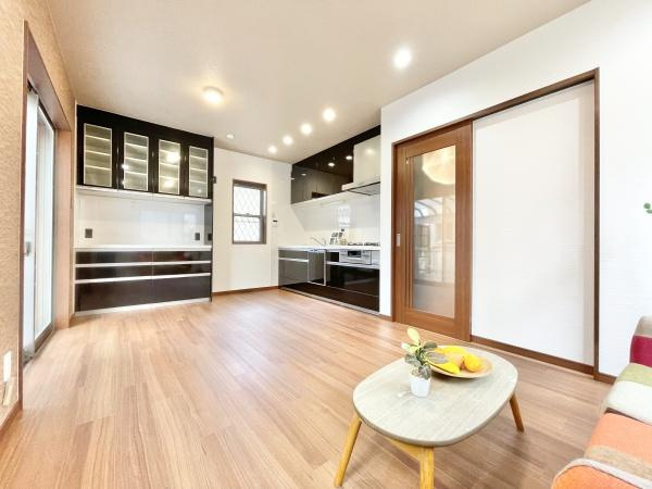 【居間・リビング】 | 家族の笑い声が聞こえてきそうな大空間♪大きめのLDKはそれだけで心が和みます。家族揃ってリビングで過ごすお休みの日が、楽しみになる場所となることでしょう。