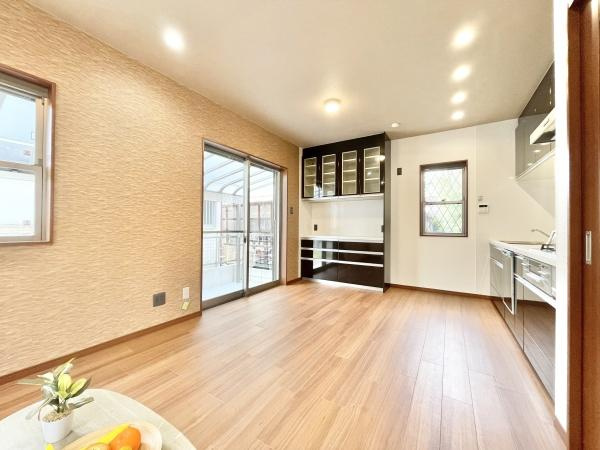 【居間・リビング】 | 大切なご家族が集まるからこそＬＤＫはこだわりたい！休日はおひさまの光をたっぷりと取りこめるリビングでゆったりと過ごしませんか？子供たちが元気に笑いながら走り回っても十分な広さの空間です。