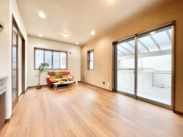 【居間・リビング】 | 室内にいても、たっぷりの陽光と爽やかな風を感じて頂けます！
ご家族と穏やかに過ごす、心地の良い時間が流れます。