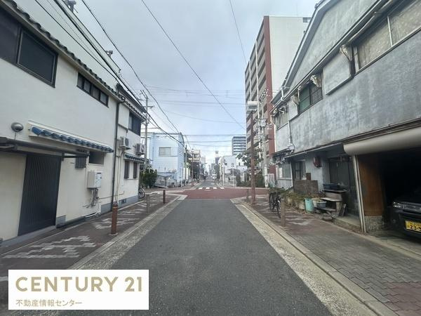 【前面道路含む現地写真】 | 前道は幅員約８ｍと広く、歩道部分もあるため小さいお子様がいるファミリーでも安心！
公園なども徒歩圏内にございます！
