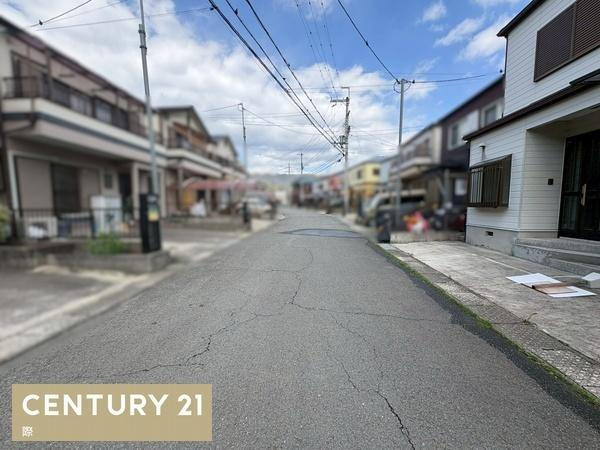 紀の川市藤井　中古戸建の前面道路含む現地写真