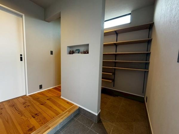 出雲市湖陵町板津　中古戸建の玄関