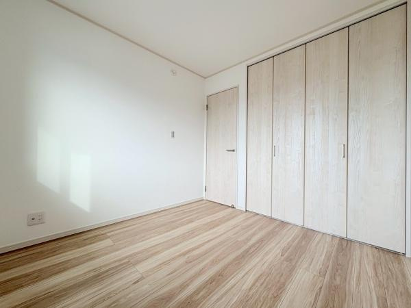 横浜市旭区二俣川２丁目の新築一戸建の洋室|洋室4.5帖！収納もありご家族の思い出の物も沢山収納できそうですね！