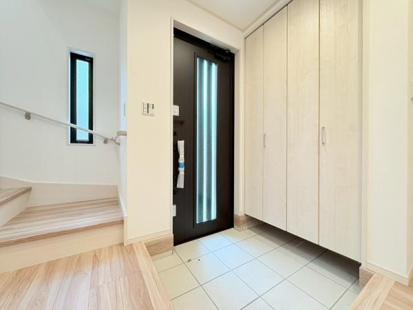 横浜市旭区二俣川２丁目の新築一戸建の玄関|シューズボックスと玄関です。