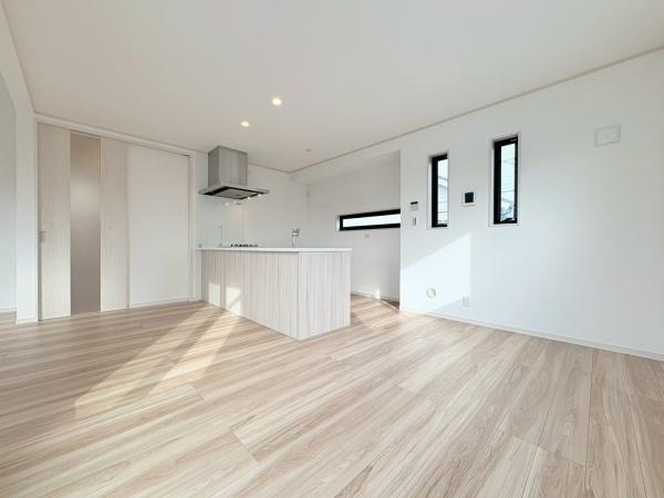 横浜市旭区二俣川２丁目の新築一戸建の居間・リビング|バルコニー側から見たリビングです！