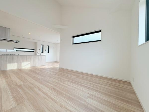 横浜市旭区二俣川２丁目の新築一戸建の居間・リビング|天井が高く圧迫感がないリビングです！窓も多く明るいです！