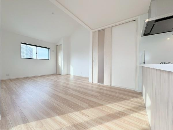 横浜市旭区二俣川２丁目の新築一戸建の居間・リビング|キッチン側から見たリビングです！