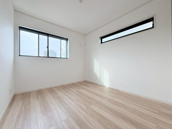 横浜市旭区二俣川２丁目の新築一戸建の子供部屋|全居室にはクローゼットを完備！普段使いのお洋服や小物はもちろん、季節物のお洋服などもしっかりと整理整頓おしまい頂けます。居室空間をより広く隅々までお使いいただけますね。
