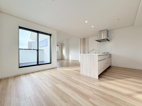 横浜市旭区二俣川２丁目の新築一戸建の居間・リビング|LDK19.5帖！床暖房付きのリビングは冬場も暖かいですね！
