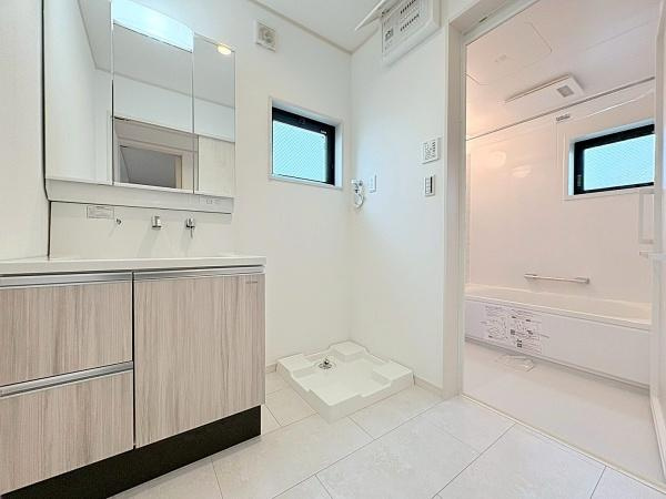 横浜市旭区二俣川２丁目の新築一戸建の独立洗面台|広々した明るい洗面室です！三面鏡で収納もできます！