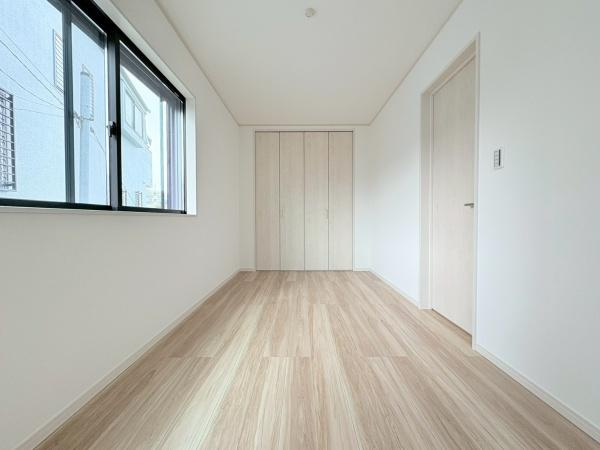 横浜市旭区二俣川２丁目の新築一戸建の寝室|寝室5.9帖！窓が多く日当たりも通風も良好です！