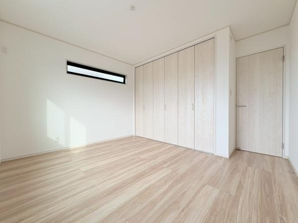 横浜市旭区二俣川２丁目の新築一戸建の洋室|洋室6.9帖！たっぷりな収納とベッドを置いても余裕がある広さです。