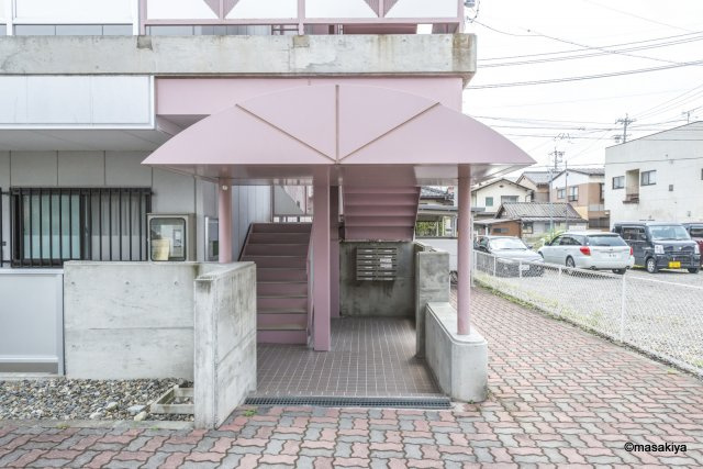 中御所グランバレーＡのエントランス