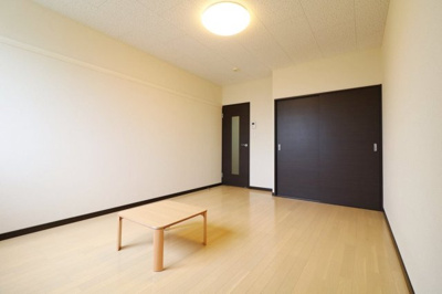 【居間・リビング】 | レオネクストボヌール南呉服 | 退寮をお考えの方には家具家電付きがおススメ！