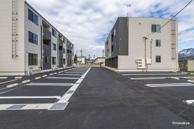 シャルマンの駐車場