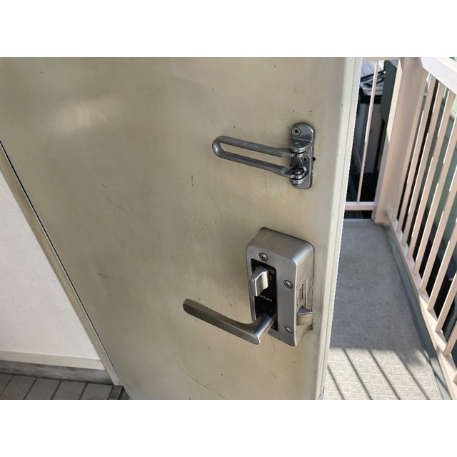 ローズアパートR-18の玄関