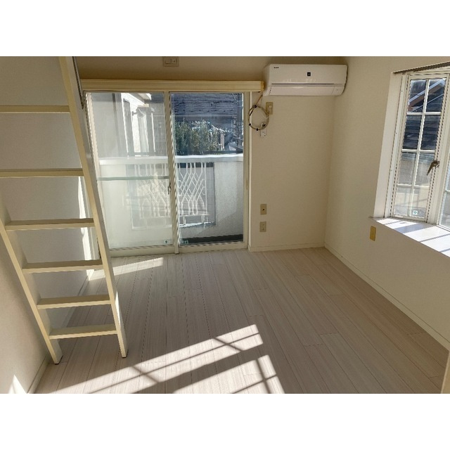 ローズアパートR-18の居間・リビング