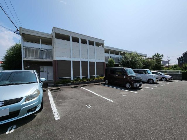 レオパレスサンホワイト枝松の外観