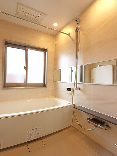 ライオンズ比治山本町の浴室|窓のある明るいバスルーム　※内装工事前