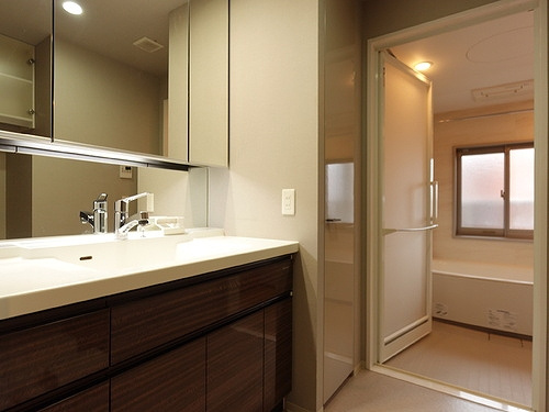 ライオンズ比治山本町の洗面所|三面鏡付き洗面化粧台　※内装工事前