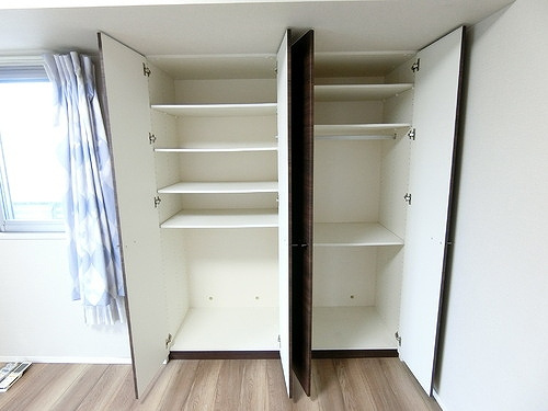 ライオンズ比治山本町の収納|洋室（約7.0畳）のクロゼット