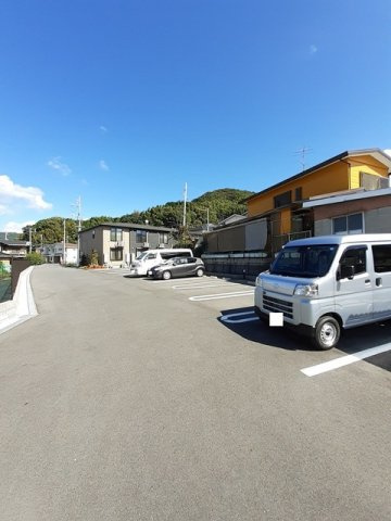 ペルフェクター虹の駐車場