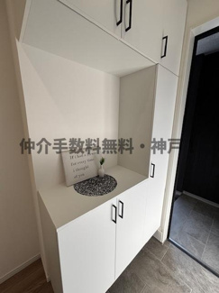 【玄関】 | 神戸市垂水区星陵台7丁目　新築戸建　仲介手数料無料！ | 玄関収納です