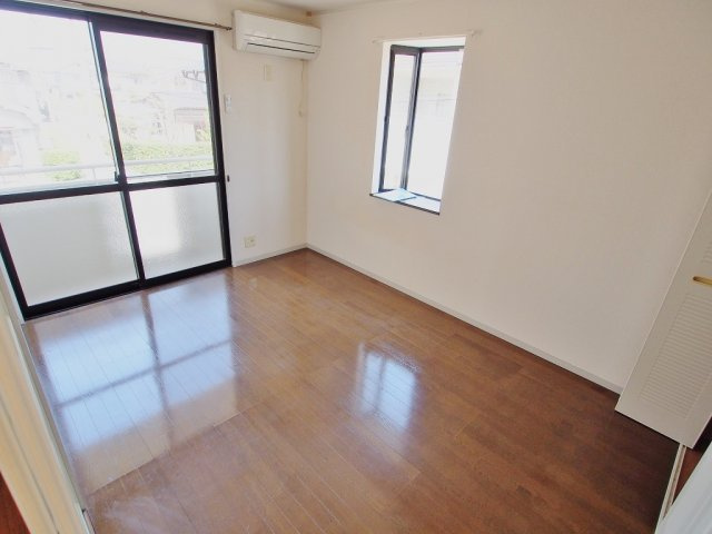 セジュールUの居間・リビング|写真は角部屋の写真です