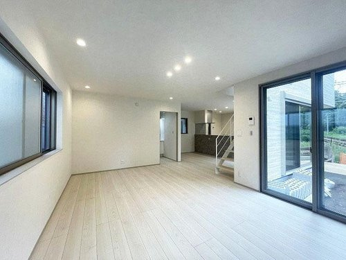 【東村山市萩山町Ⅴ期の居間・リビング|23.75帖のゆとりあるリビング。
大きな掃き出し窓からたっぷりの光が差し込み、開放感あふれる心地よい空間です