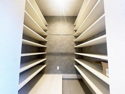 【東村山市萩山町Ⅴ期の玄関|大型シューズクローク♪　左右のゆとりある配置が日々の整頓を心地よくサポート