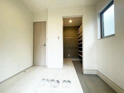 【東村山市萩山町Ⅴ期の玄関|土間のつづく収納のある玄関