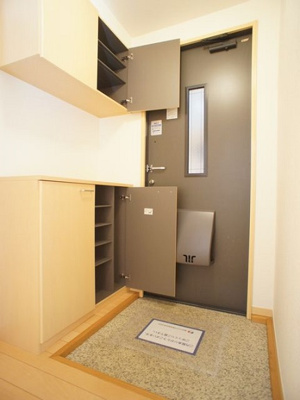 【玄関】 | ヴィヴァーチェB | たくさん収納できるシューズボックスが付いています♪