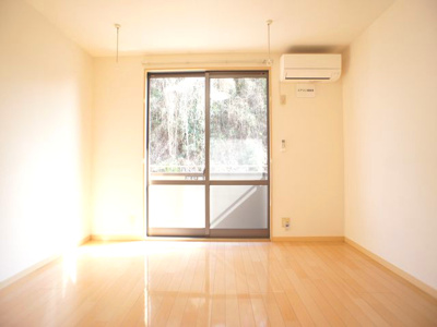 【居間・リビング】 | ヴィヴァーチェB | 快適に過ごせるエアコンと便利な室内物干しが付いています♪