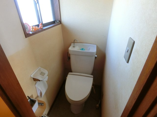 前橋市山王町　中古住宅のトイレ|ゆったりとした空間のトイレです（２F）
