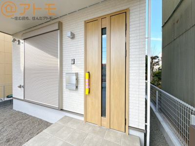 【玄関】 | 清水区入江三丁目　新築戸建　全1棟 | 落ち着いた色合いの玄関はダブルロックで防犯性に優れた仕様になっています♪
