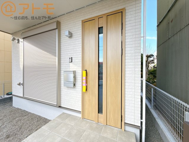 【玄関】 | 清水区入江三丁目　新築戸建　全1棟 | 落ち着いた色合いの玄関はダブルロックで防犯性に優れた仕様になっています♪